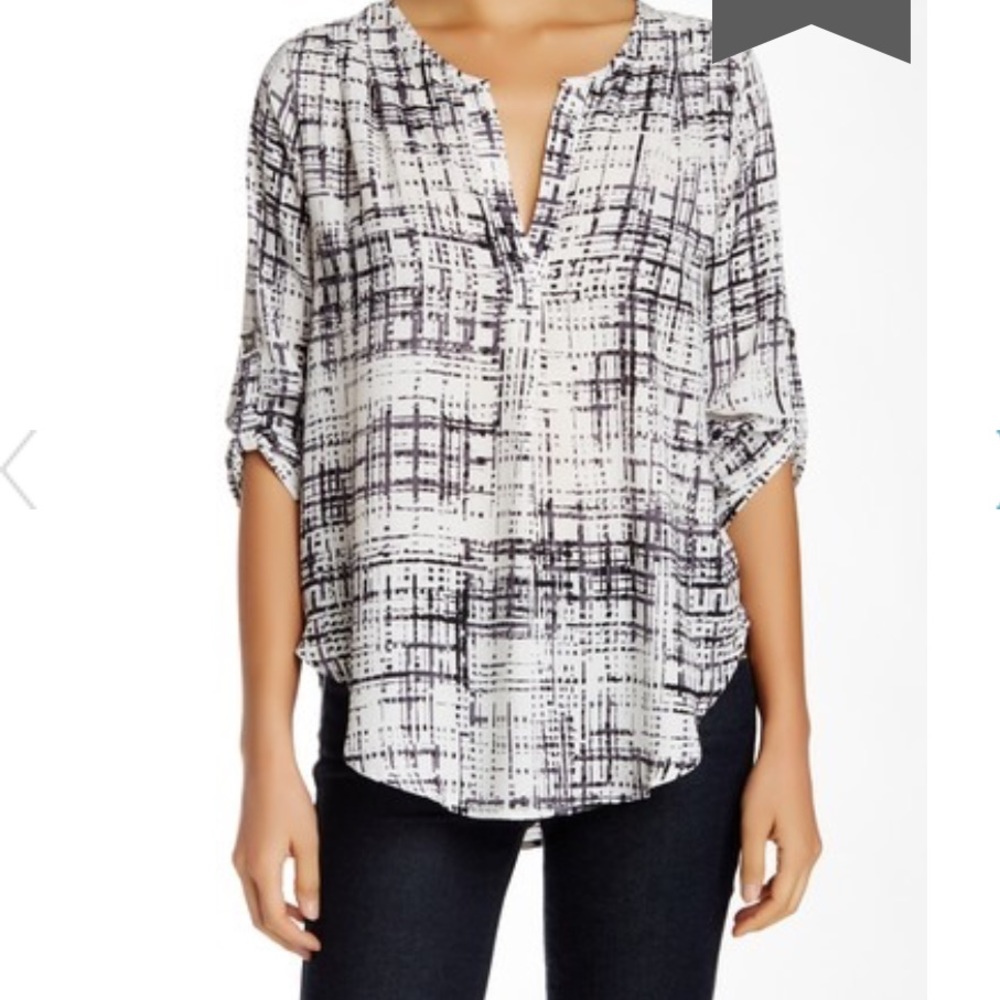 Lush V-Neck geo Print roll sleeve blouse